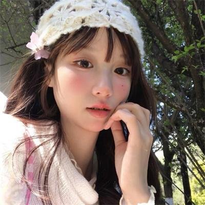 小鬼头上的女人